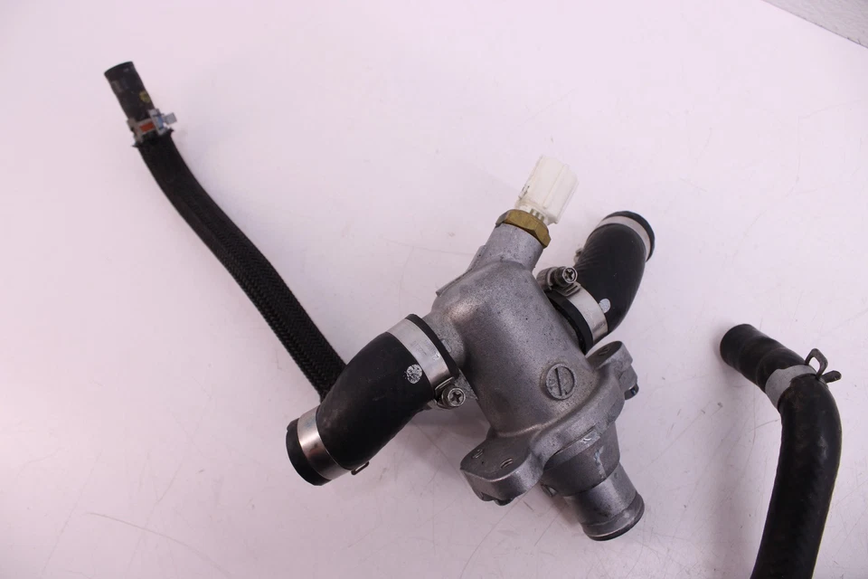 Suzuki SV650 2018 OEM termostato con montaje de carcasa Foto 3 de 4