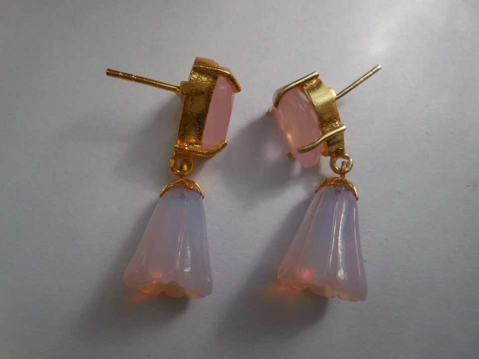 Pendiente de calcedonia tallada a mano con ópalo rosa tallado pendiente de gota perno de piedras preciosas Foto 4 de 4