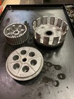 1979 SUZUKI TS400 CLUTCH BASKET HUB AND PLATE.