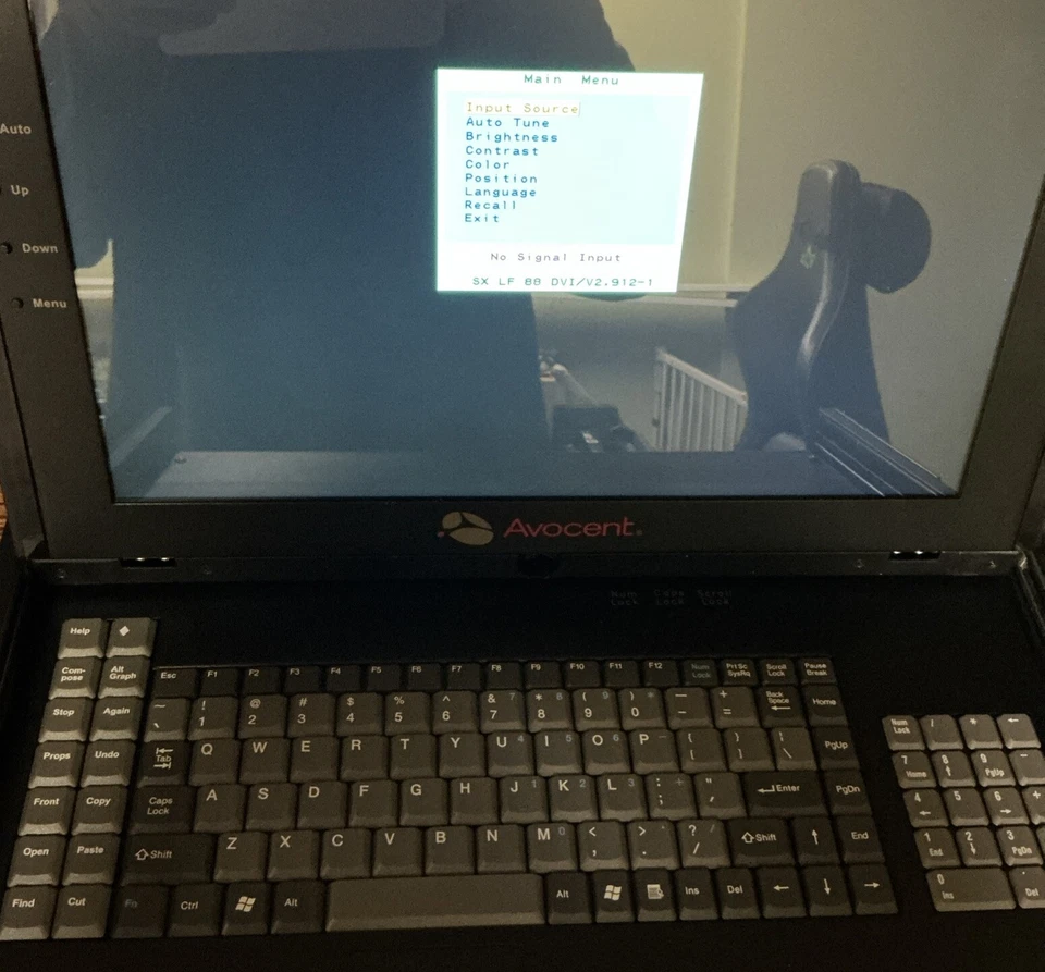 Avocent LCD17 17-inch dual rail LCD monitor with integrated keyboard and mouse - Image 2 of 4