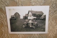 ORIGINAL VINTAGE B W PHOTOGRAPH PHOTO SNAPSHOT 2-1/2"x3-1/2" BABY PEDAL CAR BARN