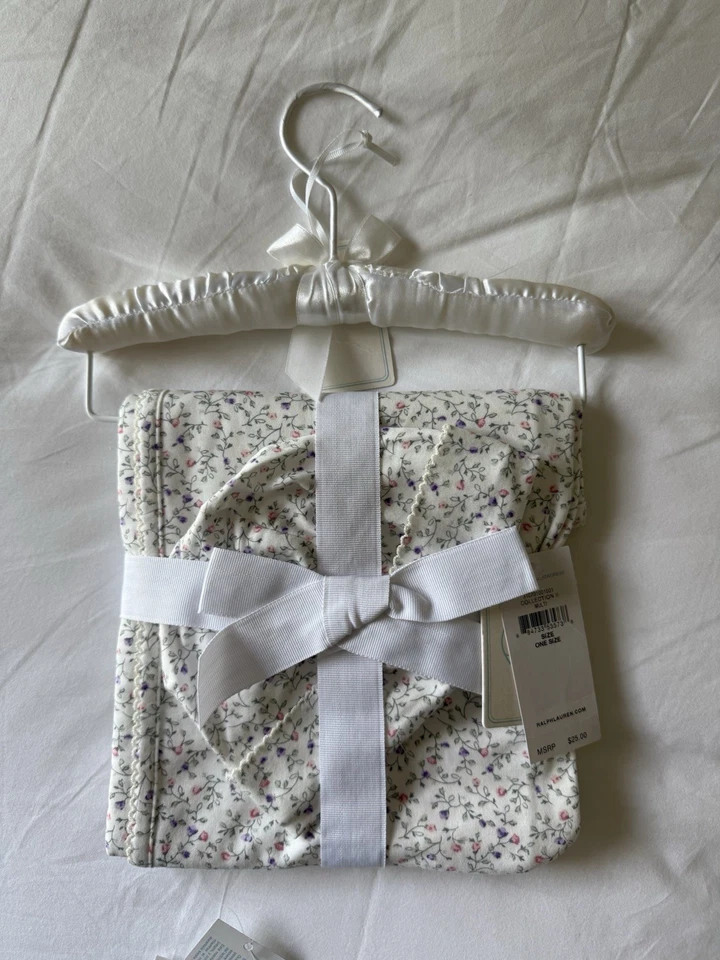 Ralph Lauren Delicada Manta Floral con Gorra a Juego y Percha de Satén Set de Regalo Foto 2 de 4