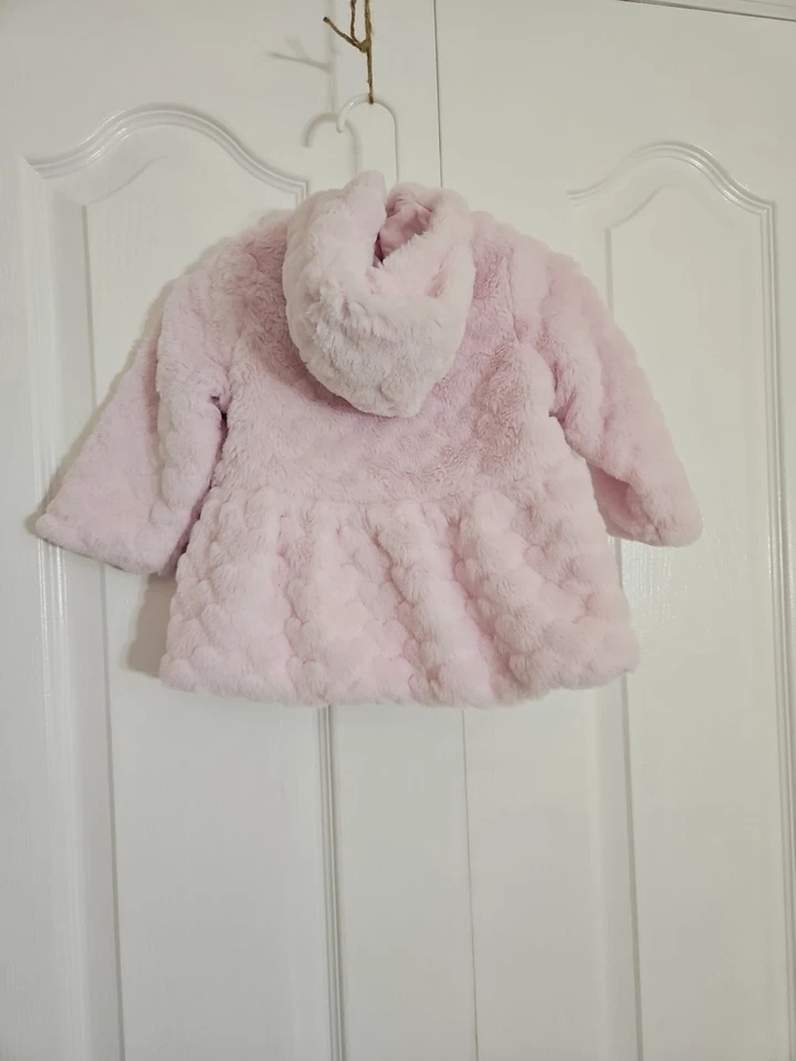 Abrigo de bebé de piel sintética difusa rosa claro primeras impresiones (6 a 9 meses) Foto 4 de 4