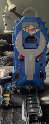 Hot Wheels Mega Garage Spielzeug-Parkhaus für 1:64 Autos, Alter 5-11 Jahre