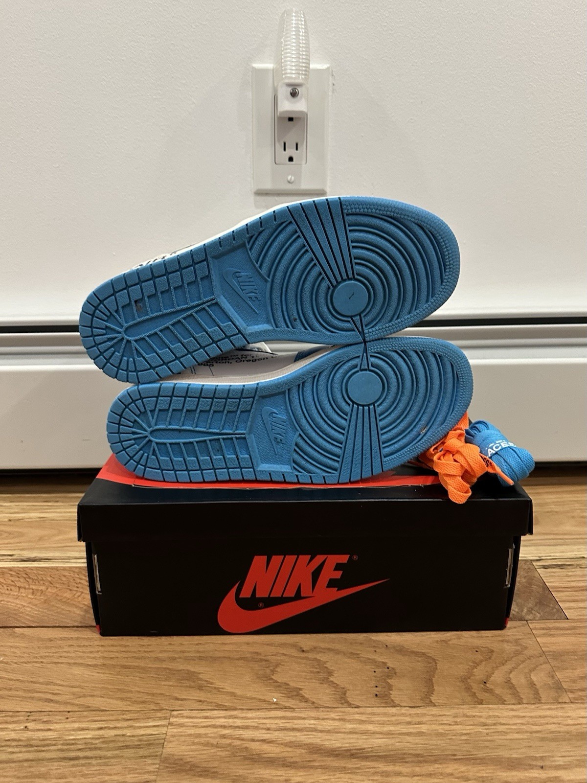 Air Jordan 1 Retro OG x Off-White High UNC. Pre Owned Size 8.5 / AQ0818-148. thumbnail 9