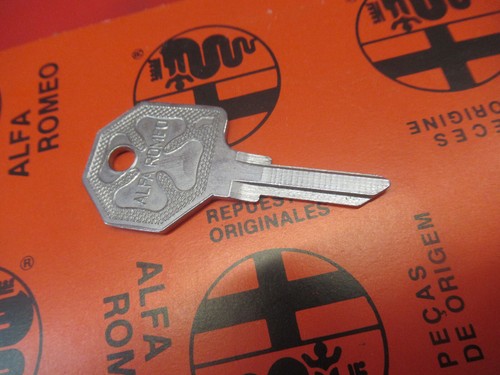 Set Of 2 Logo Keys 11 Mm For Remote Control Alfa Romeo Fregio Crest Silver Red Green And Blue Sticker