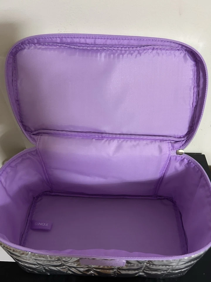 Clinique Cuidado de la Piel Maquillaje Belleza Cosméticos Entrenamiento Estuche Suave Bolso Plateado/Púrpura Foto 4 de 4