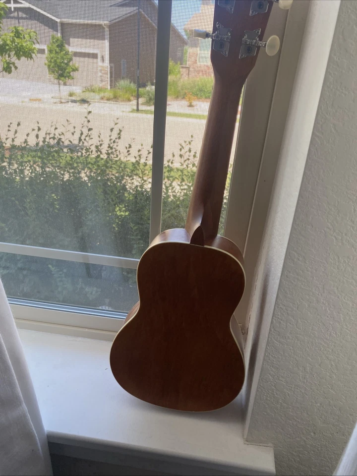 Ukelele de concierto Mitchell MU40NT marrón de 4 cuerdas Foto 4 de 4