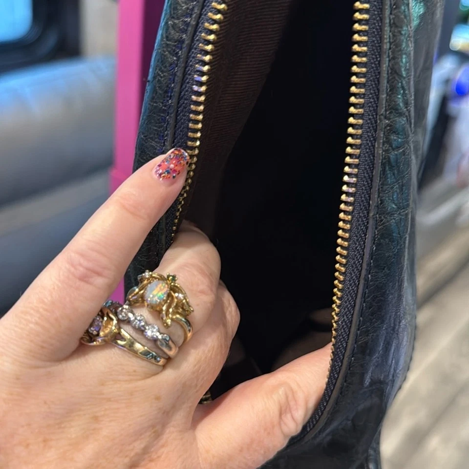 Bolso de Hombro Kooba Negro Diseño Elegante Versátil Foto 3 de 4