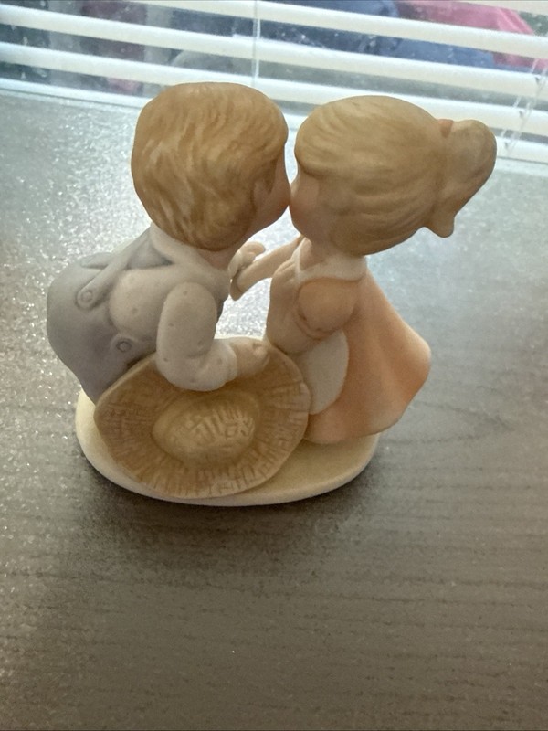 Homco Circle of Friends by Masterpiece First Kiss figurine 1991