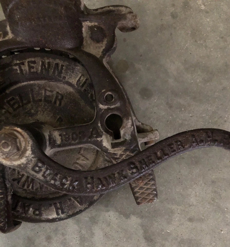 CAST IRON BLACK HAWK  1903A  CORN SHELLER CLARKSVILLE TENNESSEE - Image 2 of 4