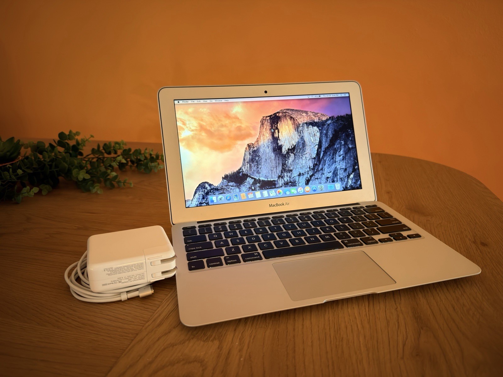 MacBook Air 11 in 2014 i5 256gb 4gb *NEW BATTERY* 100% Health (Excellent Cond.)
