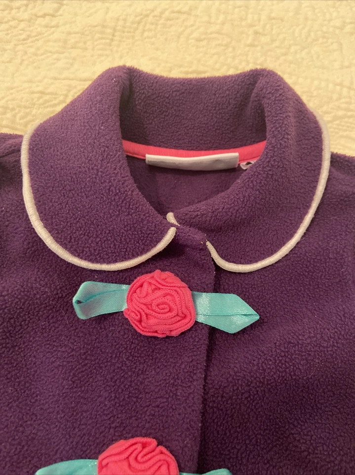 Abrigo polar morado con rosetas rosas talla 12M usado en excelente estado para bebés niñas Foto 2 de 4