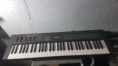 YAMAHA DX 21 SYNTHESIZER