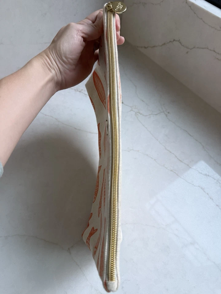 Bolsa de cosméticos grande marca de diseñador Dabney Lee naranja estampado de peces preppy Foto 4 de 4