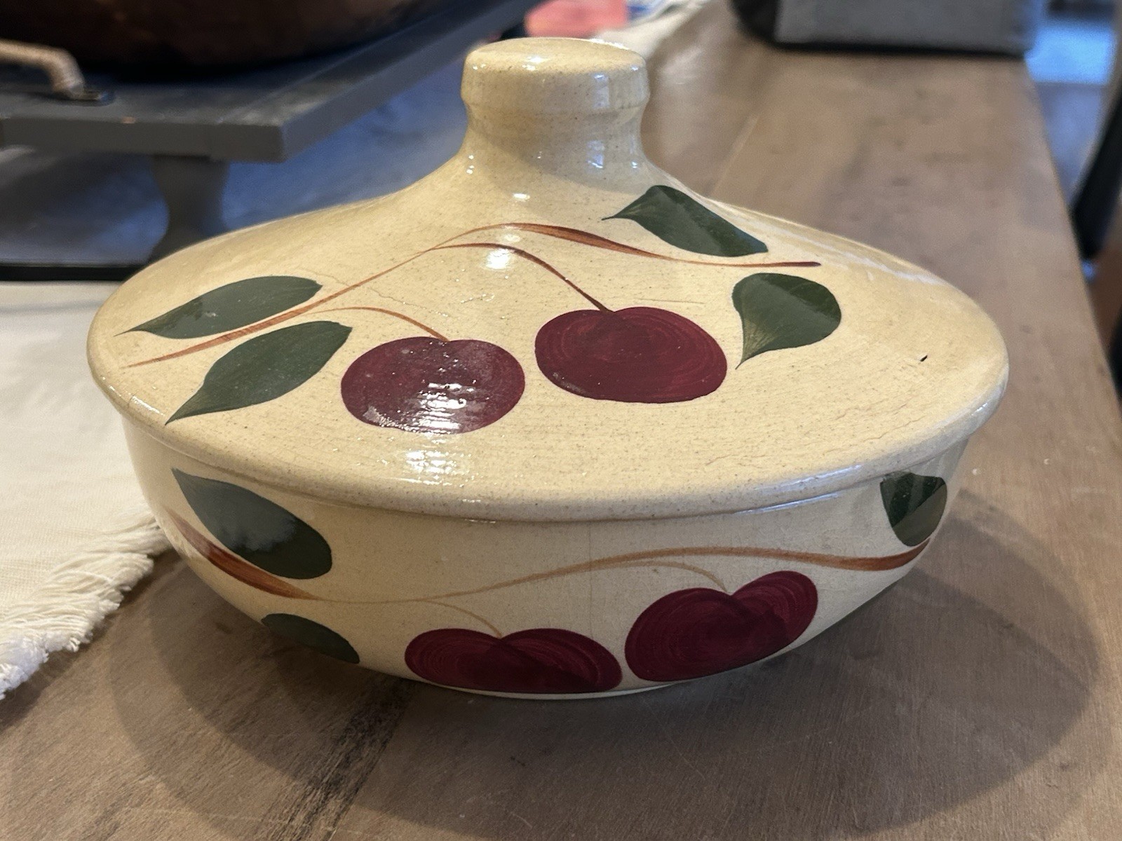 Watt Pottery “Double Apple” #96 Bowl w Funnel Lid and Large Knob Good Condition