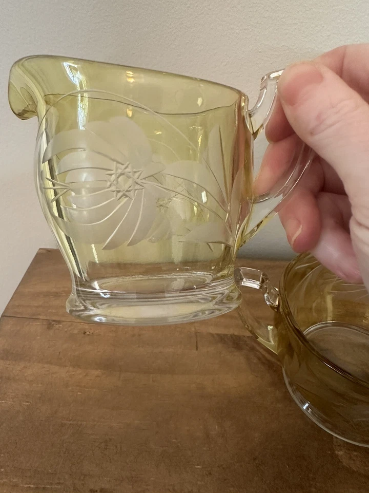 "De colección Vidrio Amarillo Corte a Transparente Crema y Azúcar Floral con Centro Starburst 3""T" Foto 2 de 4