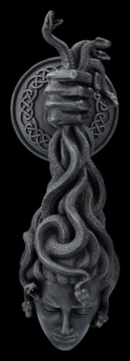 Wanddeko Medusa Kopf   Hand hält Gorgone   Wandrelief   Mythologie H 30,5 cm