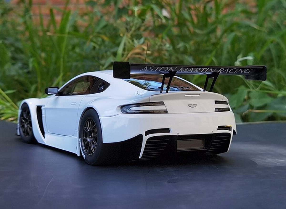 AUTOart 1/18 Scale Aston Martin Vantage V12 GT3 White Diecast Car