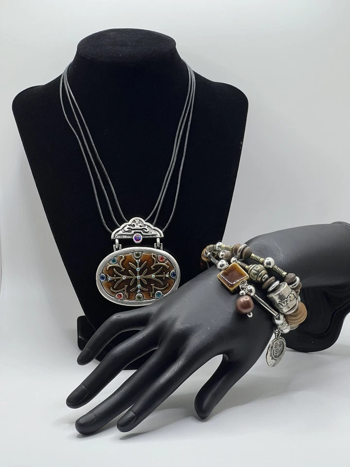 Chico’s Triple Collar Cuero Negro Mosaico Medallón Colgante 16" y Pulsera Foto 2 de 4