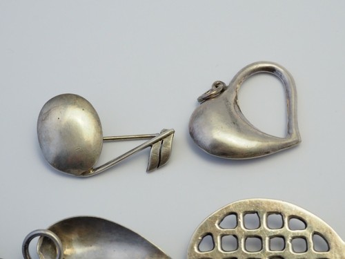 VTG sterling silver 6 pins brooches pile lot heart note tennis racquet frog leaf - Picture 6 of 6