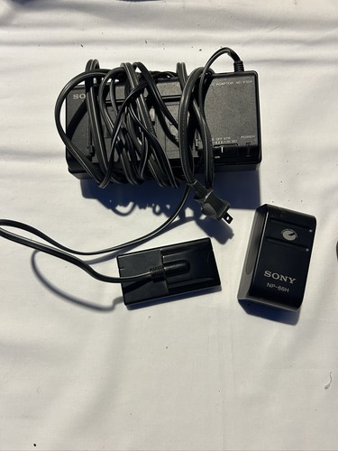Sony Handycam Video8 CCD-TR61 Camcorder w/ Bag, Remote, Charger, Battery - Picture 5 of 9