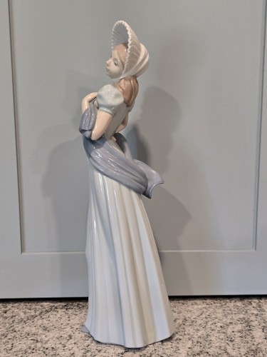NAO Lladro Lady Woman Daisa in Bonnet 2477 Porcelain Figurine 12.5" - Picture 3 of 7