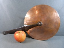 Couvercle de casserole ancien français en cuivre étamé, poignée rivetée en fonte