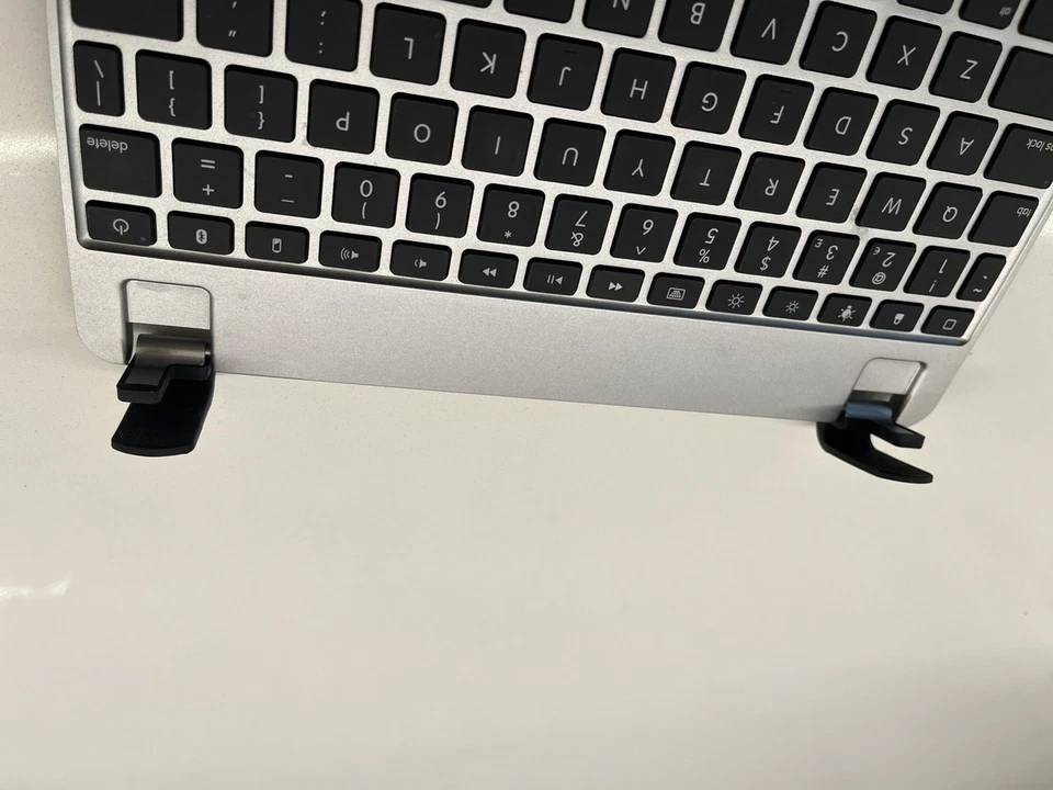 Brydge Model BRY1012 - keyboard for  9.7" older iPads, Air, Air 2  Space Grey - Image 3 of 4