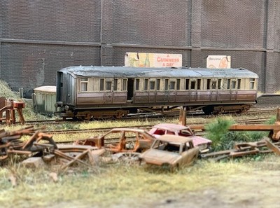 Spur O Reisebus: Verlassene British Railways Gresley, stark verwittert. Ref J5