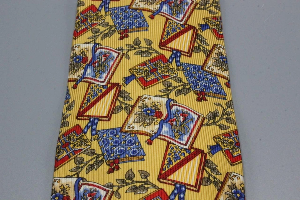 Corbata básica DOLCE GABANNA. Libros de lectura florales amarillos con azules rojos 57" x 3,825" Foto 2 de 3