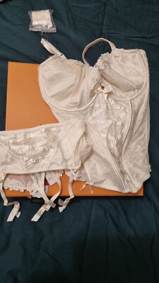 Gorgeous Debenham Corset Plus Suspender Belt Size 32FF 