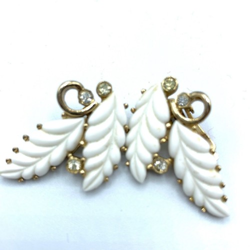 Vintage Kramer signed milk glass and rhinestone clip earrings - Picture 8 of 8