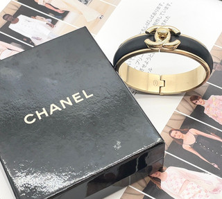 Auth Chanel Coco Mark Turn Lock B21S Engraved Gold/Black Bangle W/Box SK100165