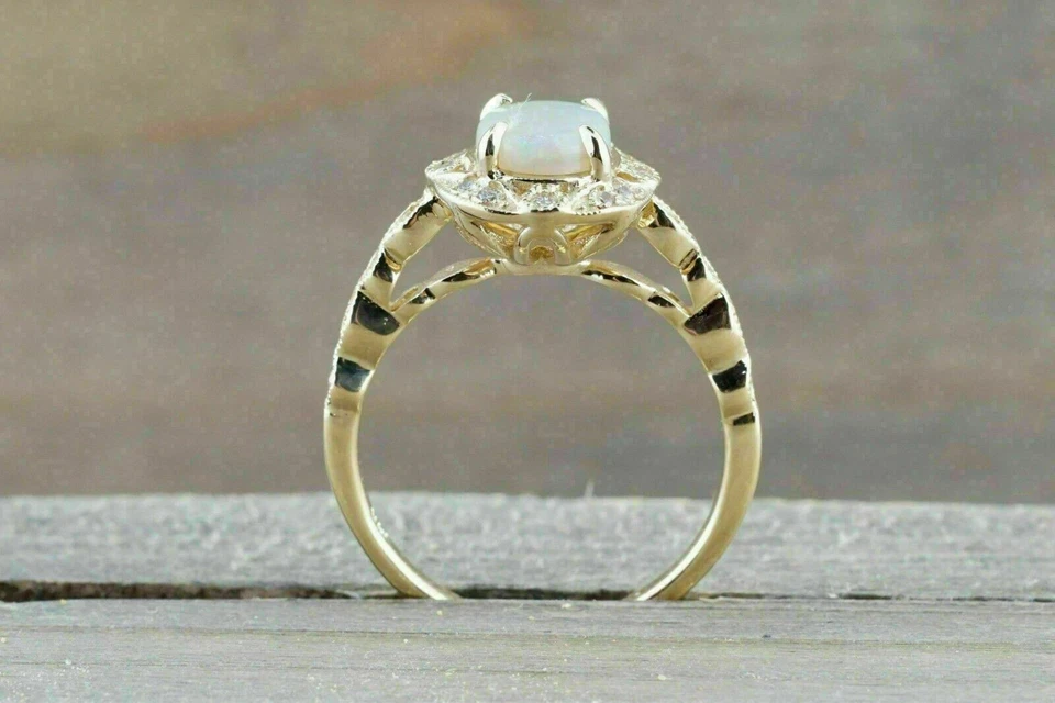 Anillo para mujer con halo de ópalo de fuego simulado de corte ovalado de 3 quilates enchapado en oro amarillo de 14 quilates plateado Foto 4 de 4