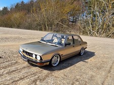 1:18 BMW 528i E28 tuning profondo con cerchi in vero alluminio Porsche C2 da 15 pollici