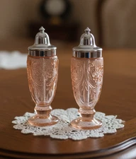 Tiara Indiana Glass Peach Pink Sandwich Glass Salt Pepper Shaker Set 5" Tall