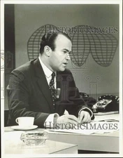 1961 Press Photo White House correspondent Sander Vanocur prepares news program
