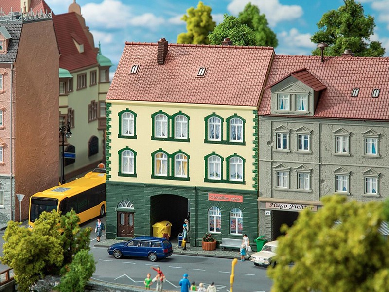 Magasin de modélisme FALLER 130628 pour animer les rues de votre centre-ville HO 1/87
