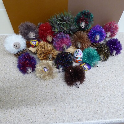 IGEL OSTEREI/GEBURTSTAG LECKEREIEN GESCHENKHÜLLE HANDGESTRICKT NIEDLICH LUSTIGE FARBEN