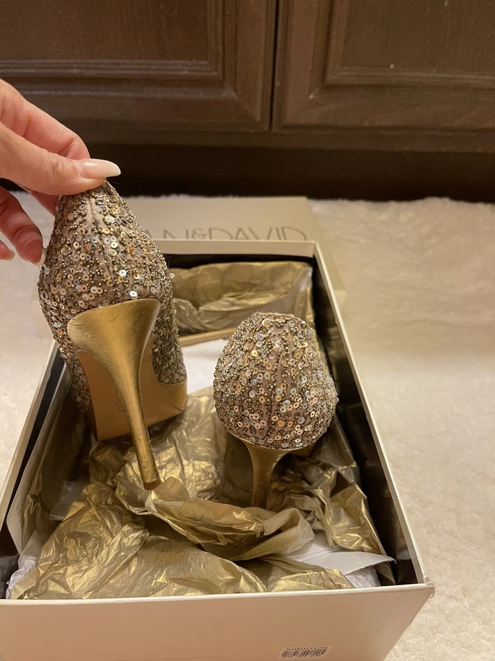 Zapatos de salón Joan David para mujer con suela de cuero en relieve dorados talla 5 Foto 2 de 4