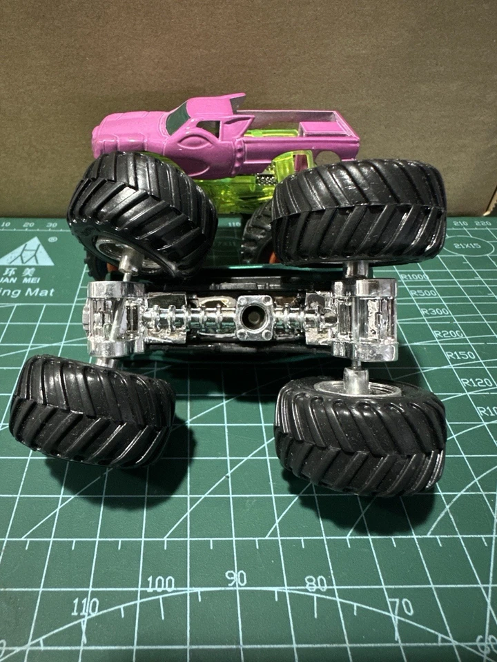 Lote de 2 piezas base de pegamento sin girar Hot Wheels Monster Jam ruedas BKT sin tampo ¡En muy buen estado! Foto 4 de 4