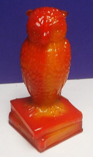 RARE c1967 DEGENHART art glass OWL on BOOKS in BLOODY MARY VARIENT - MINT COND.