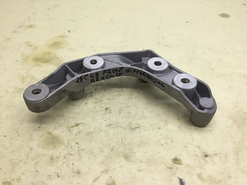 Soporte de montaje de cárter de aceite del motor Mercedes C43 W205 Conv AMG 3,0 L 17-20: O Foto 2 de 4