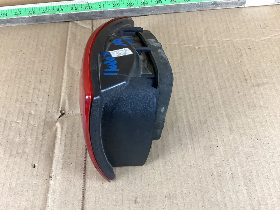 Задний фонарь на четверть панели с левой стороны для Chevrolet Cavalier 2000 - 2002 годов выпуска - Изображение 3 из 4