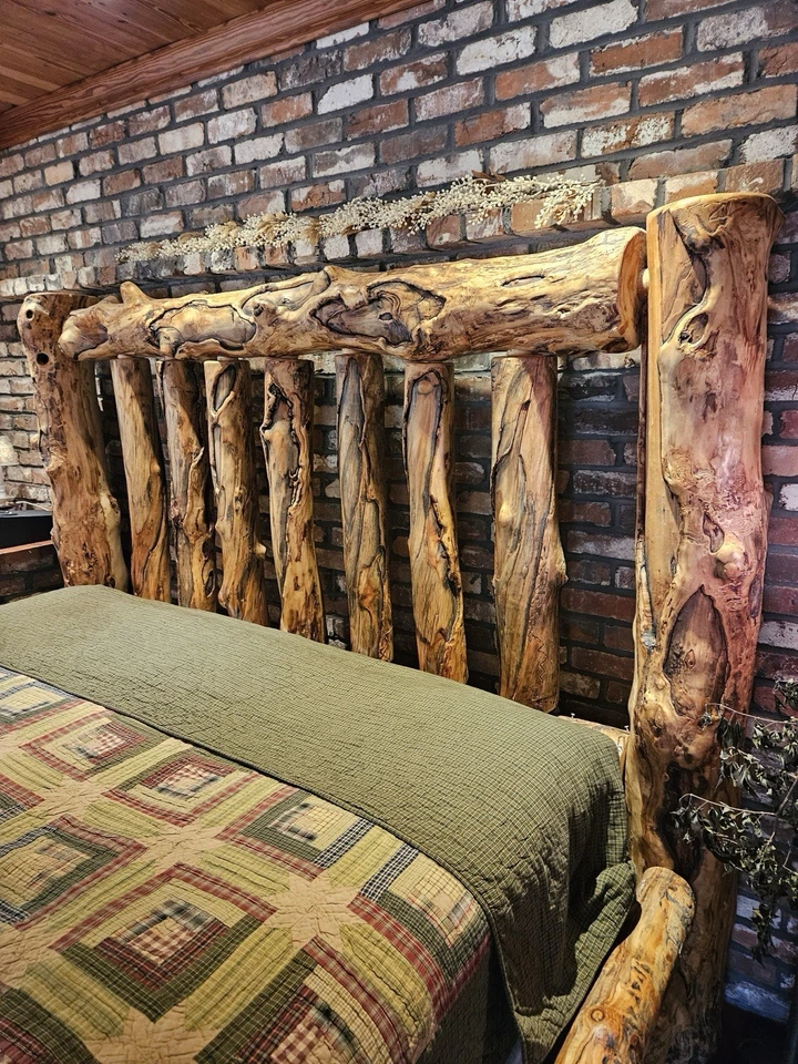 Hermoso marco de cama Aspen envejecido en un king con estribo/banco adjunto Foto 3 de 4