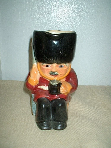 vint GUARDSMAN TOBY MUG Staffordshire HP England ^^