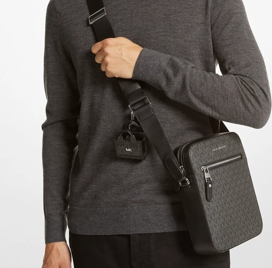 Funda MICHAEL KORS Micro Signature Logo para Apple AirPods Foto 2 de 2