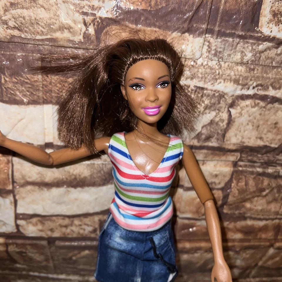 Barbie Muñeca Nikki Articulada 11.5 Pulgadas Muñeca Piel Marrón Foto 2 de 4