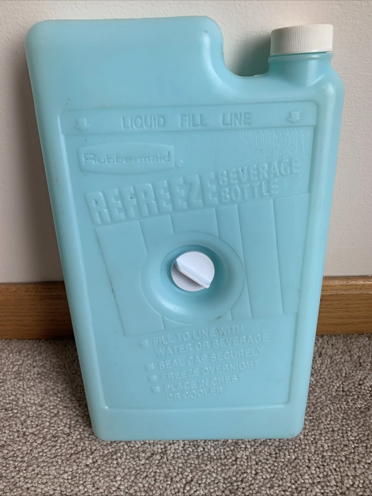 Gott / Rubbermaid 8281 Screw-In Refreezable Ice Pack / Water Bottle for Cooler
